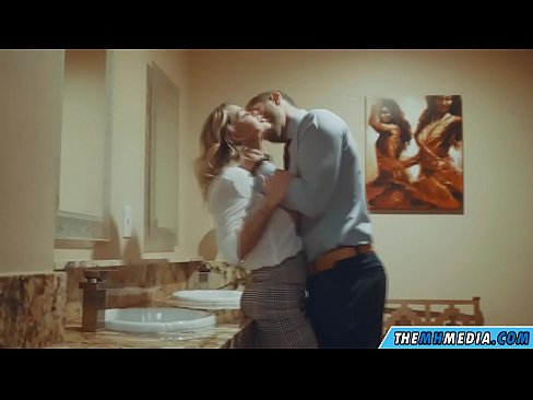 ❤️ Ke hoʻowalewale ʻia ʻoe e kahi blonde busty i kahi lumi hoʻomaha ākea ️❌ Porno ma haw.sexygirlspics.ru ️❤